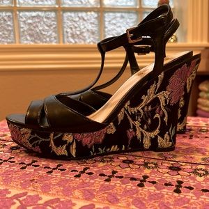 New Women’s high heel flower print wedges shoes open toe size 8 black Guess